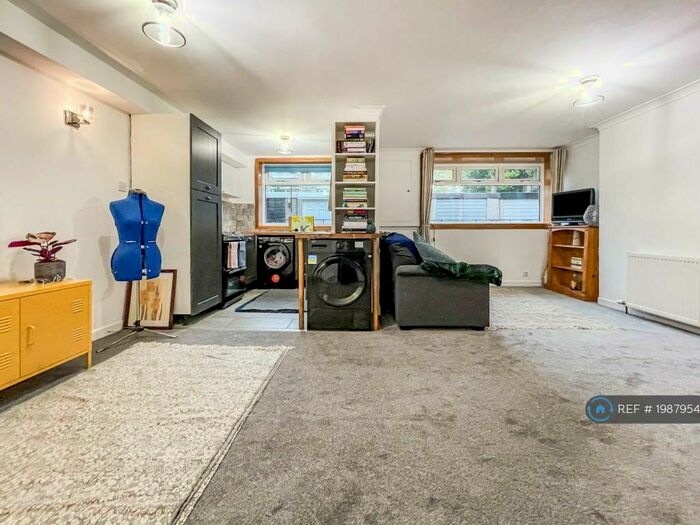 1 Bedroom Flat To Rent In Carriagehill Drive, Paisley, PA2