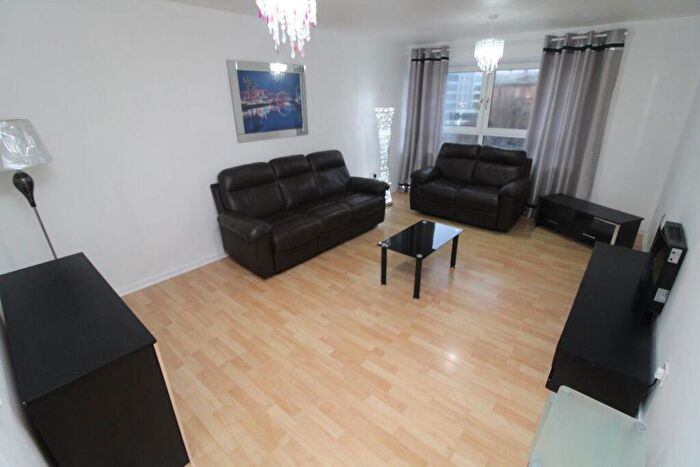 2 Bedroom Flat To Rent In Taylor Place, Glasgow, G4