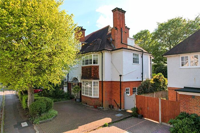 6 Bedroom House For Sale In West Grove, Walton-on-Thames, KT12