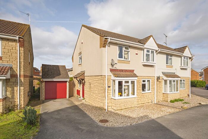 4 Bedroom Semi Detached House For Sale In Godwin Road, Stratone Village, Swindon, SN3