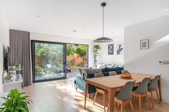 2 Bedroom Flat To Rent In Sumner Road, London, SE15