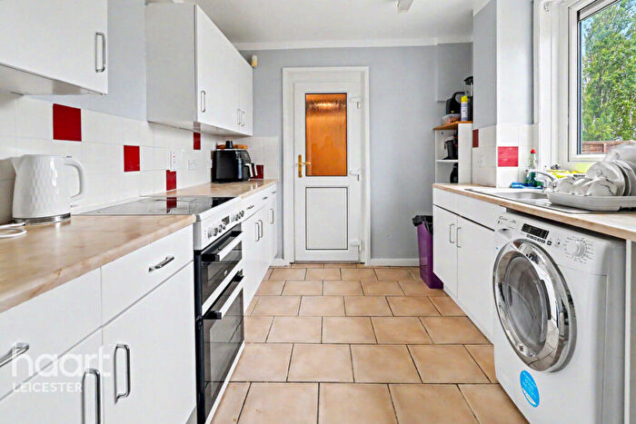 3 Bedroom Semi-Detached House For Sale In Glazebrook Road, Leicester, LE3