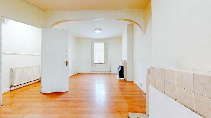 3 Bedroom Terraced House For Sale In Davis Street, Upton Park/Plaistow, E13