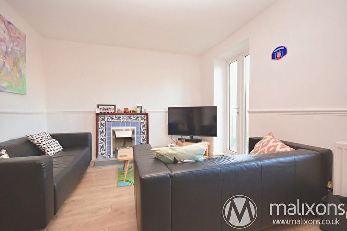3 Bedroom Flat To Rent In Clapham Road Estate, London, SW4