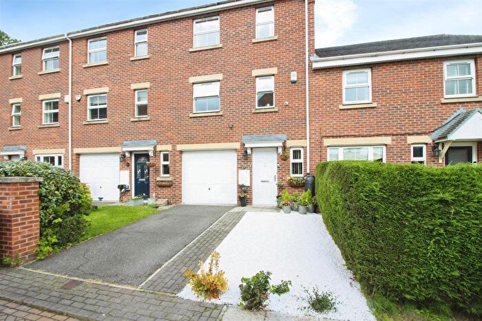 3 Bedroom Town House For Sale In Nursery Close, Kippax, Leeds, LS25