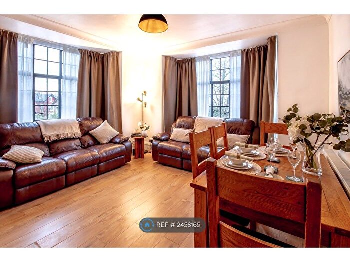 2 Bedroom Flat To Rent In Palace Court, London, SW2