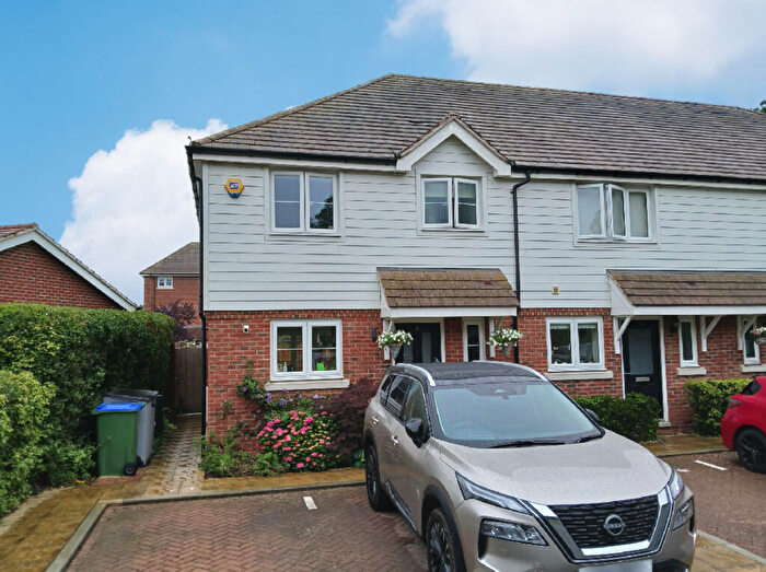 3 Bedroom End Of Terrace House For Sale In Longhurst Drive, Billingshurst, RH14