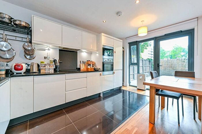 3 Bedroom Flat To Rent In Green Lanes Walk, Stoke Newington, London, N4