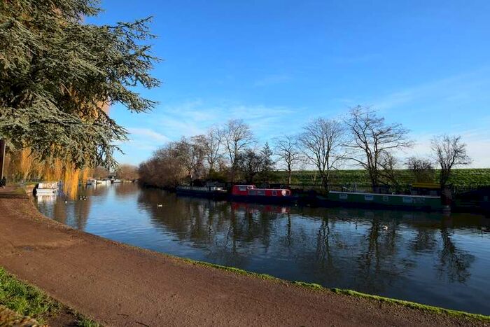 Flat To Rent In Lemsford Close, N15