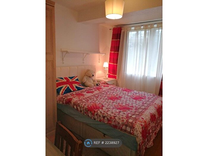 4 Bedroom Maisonette To Rent In Victor Close, Hornchurch, RM12