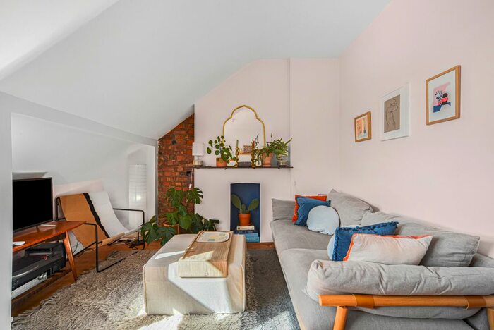 2 Bedroom Flat To Rent In Hillfield Avenue, London, N8