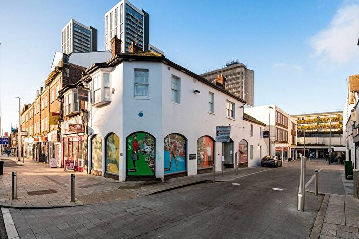 2 Bedroom Flat To Rent In Woking, Surrey, Woking, GU21