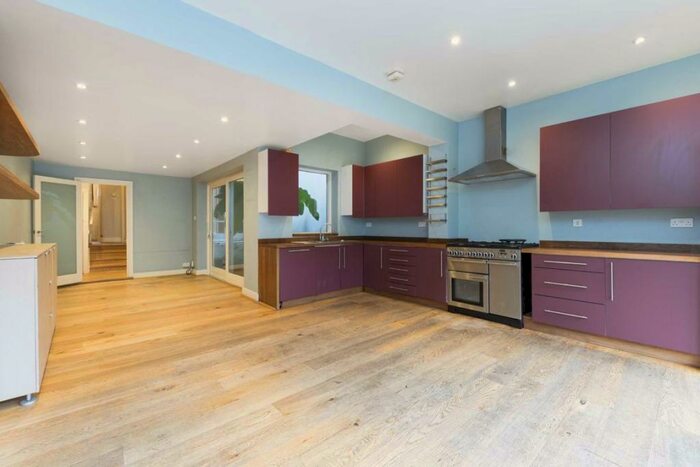 4 Bedroom House To Rent In Sydner Road, Stoke Newington, N16