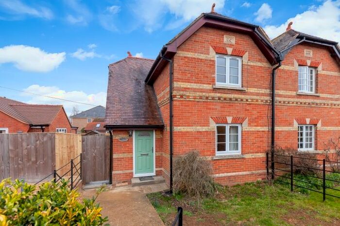 3 Bedroom Semi-Detached House To Rent In Woodstock Road, Witney, OX28