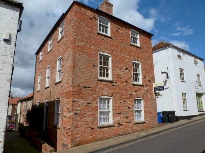 2 Bedroom Flat To Rent In South Street, Caistor, Market Rasen LN7