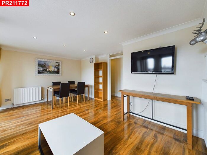 2 Bedroom Flat To Rent In Cheryls Close, London, SW6