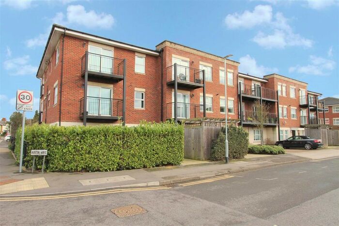 2 Bedroom Flat To Rent In Woodgate Court, Uxbridge, UB8