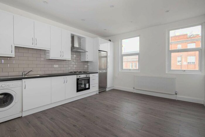 2 Bedroom Flat To Rent In Brixton Road, Oval, London, SW9