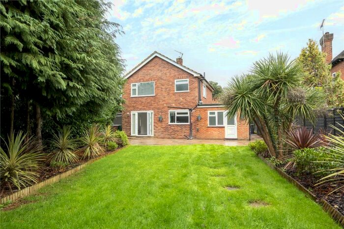 3 Bedroom Detached House To Rent In Little Green Lane, Chertsey, Surrey, KT16