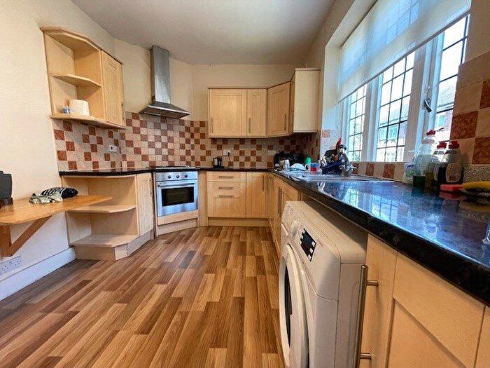 3 Bedroom Flat To Rent In Woodstock Road, London, NW11