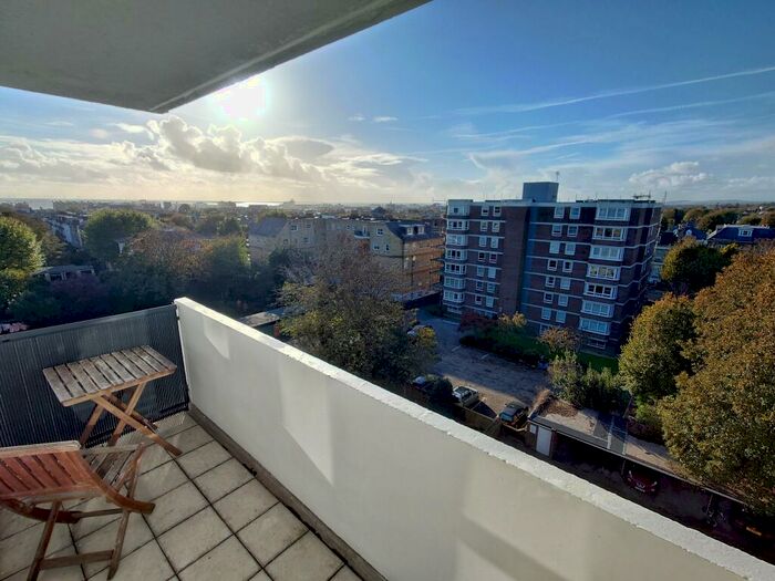 3 Bedroom Apartment To Rent In The Drive, Hove, BN3