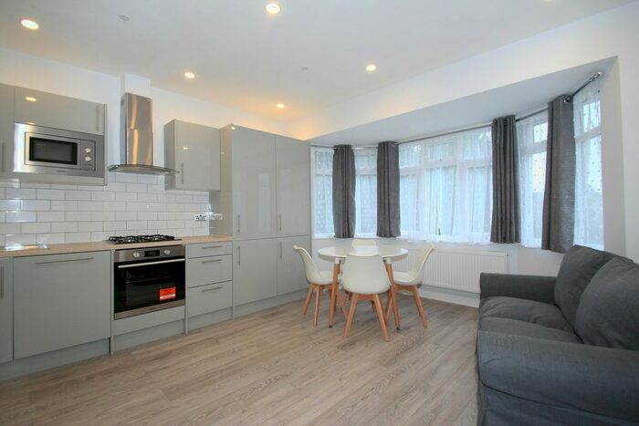 1 Bedroom Flat To Rent In Rodborough Road, Golders Green, London, NW11