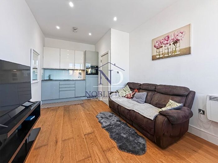 1 Bedroom Flat For Sale In Douglas Road, Hounslow, TW3