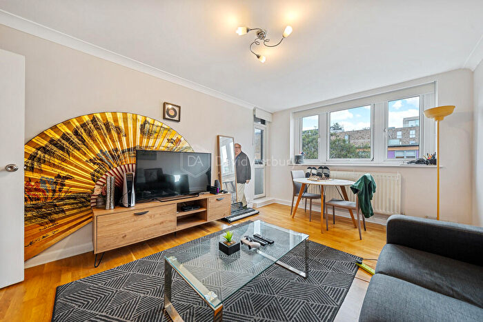 3 Bedroom Apartment To Rent In Donegal Street, Islington, London, N1