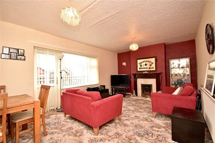 3 Bedroom Maisonette For Sale In Middleton Road, Royton, Oldham, Greater Manchester, OL2