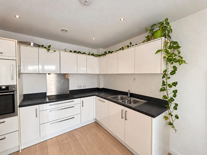 3 Bedroom Flat To Rent In High Road Leyton, London, E10