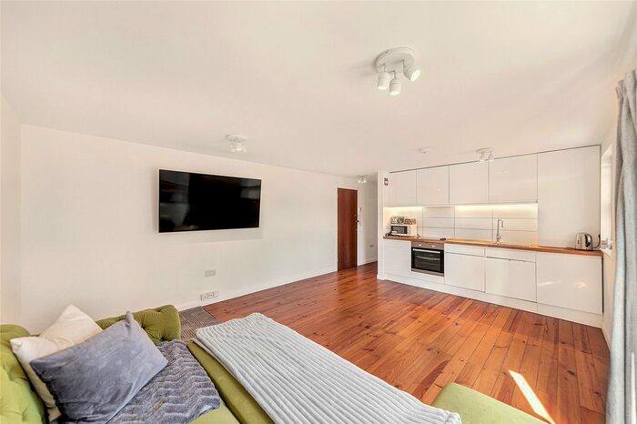1 Bedroom Flat To Rent In Mayfield Road, Shepherds Bush, W12