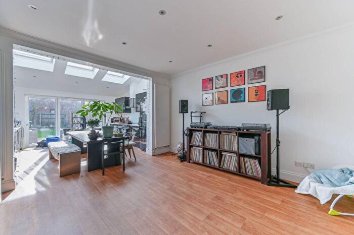 3 Bedroom Semi Detached House To Rent In Elmbrook Road, Sutton, SM1