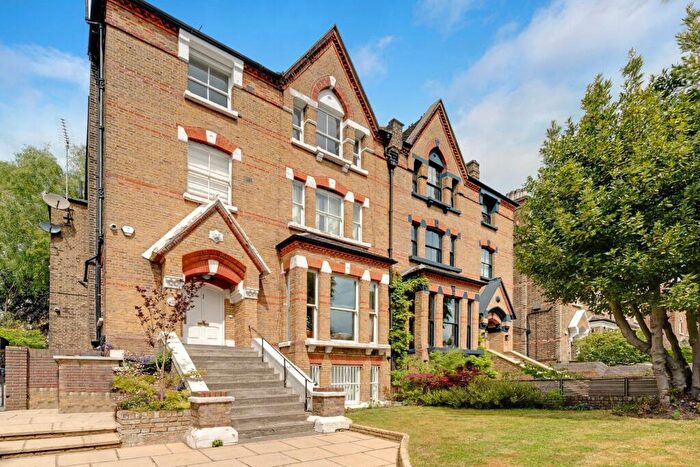 2 Bedroom Apartment For Sale In Lyndhurst Road, London, NW3