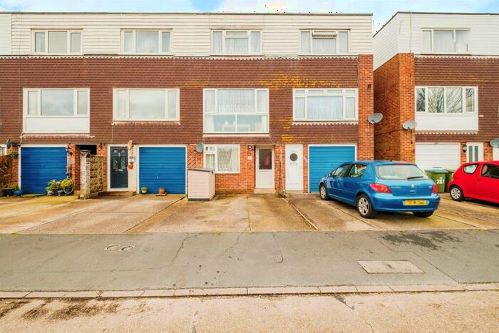 4 Bedroom Town House For Sale In Timberleys, Littlehampton, BN17