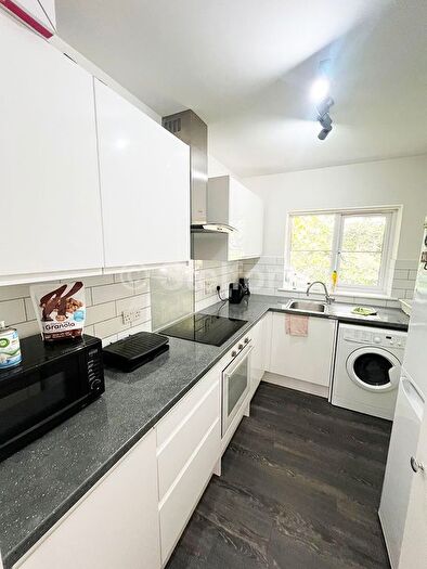2 Bedroom Flat To Rent In Hallingbury Court, Forest Road, London, E17