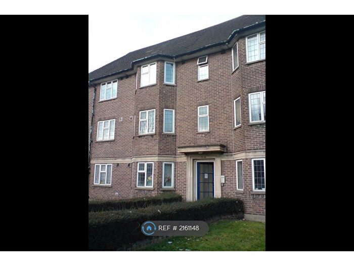 2 Bedroom Flat To Rent In Parklands Court, Great West Road, TW5