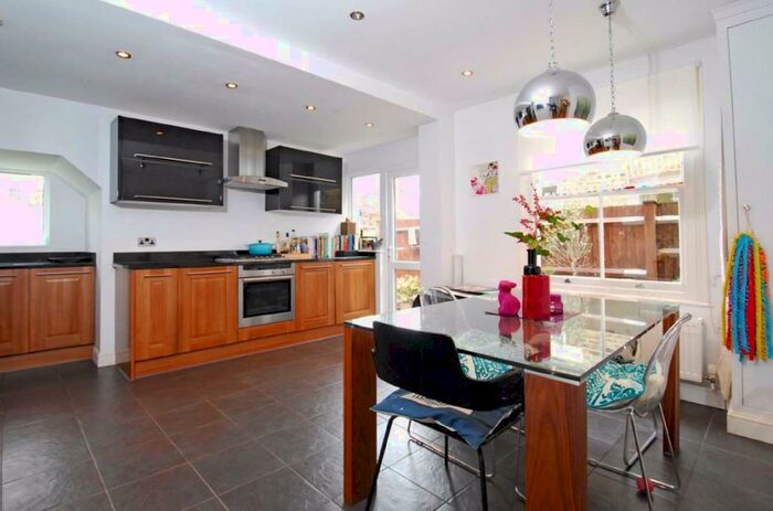 2 Bedroom Flat To Rent In Glenfield Road, Balham, SW12