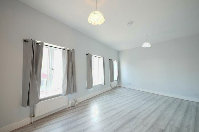 2 Bedroom Apartment To Rent In High Road, Wood Green, N22