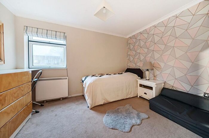 2 Bedroom Flat For Sale In Deepdale, Bracknell, RG12
