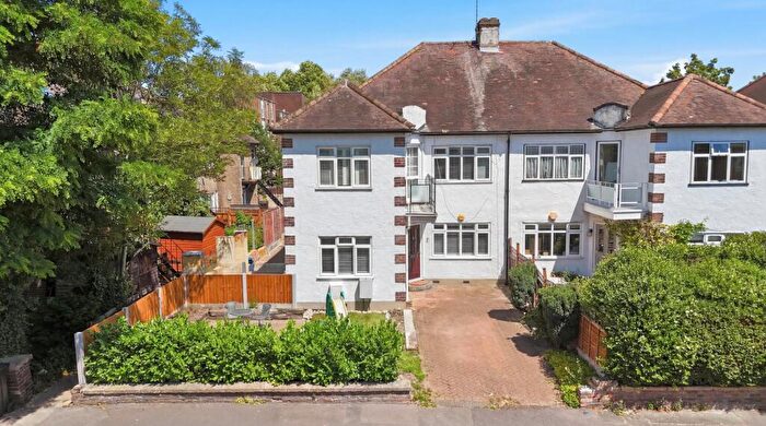 3 Bedroom Ground Maisonette For Sale In Beechwood Park, South Woodford, London, E18