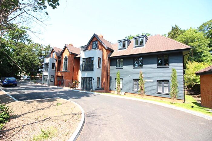 2 Bedroom Apartment To Rent In Salisbury Road, Worcester Park, Surrey, KT4