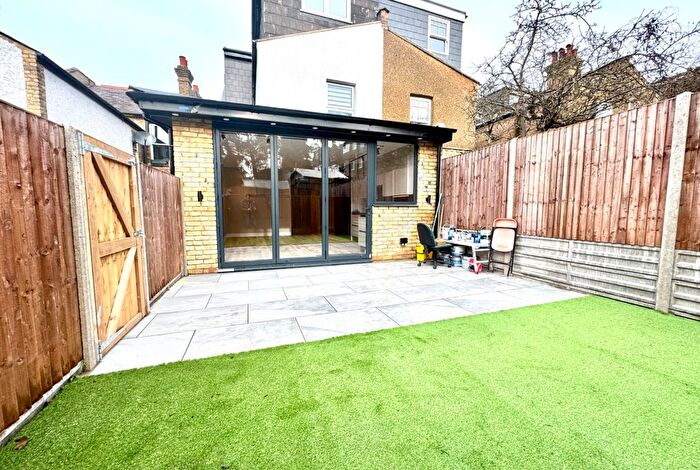 3 Bedroom Flat To Rent In Totteridge Lane, London, N20