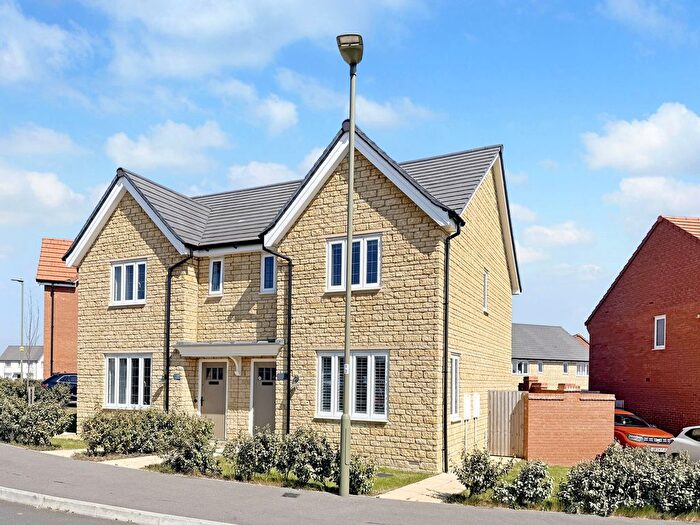 3 Bedroom Semi-Detached House For Sale In Proctor Way, Faringdon, SN7