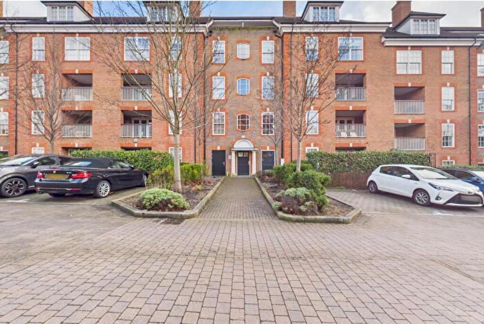 2 Bedroom Apartment For Sale In Ashridge Close, London, N3
