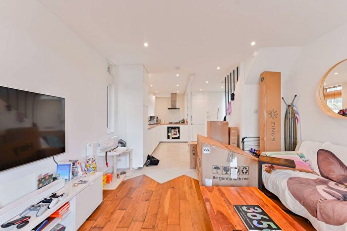 2 Bedroom Flat To Rent In Cedars Road, Battersea, London, SW4