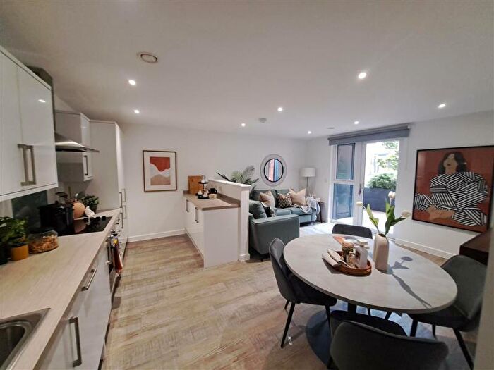 2 Bedroom Apartment To Rent In Queensway, Southampton, Hampshire, SO14