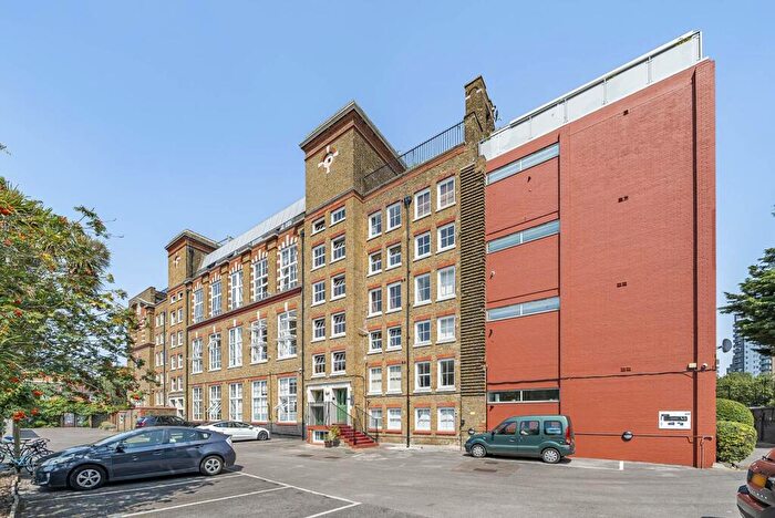 3 Bedroom Flat To Rent In Gervase Street, Southwark, London, SE15