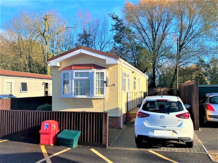 2 Bedroom Park Home For Sale In St Johns Priory, Lechlade, GL7