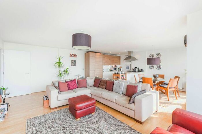 3 Bedroom Flat To Rent In Buckingham Road, Leyton, London, E10