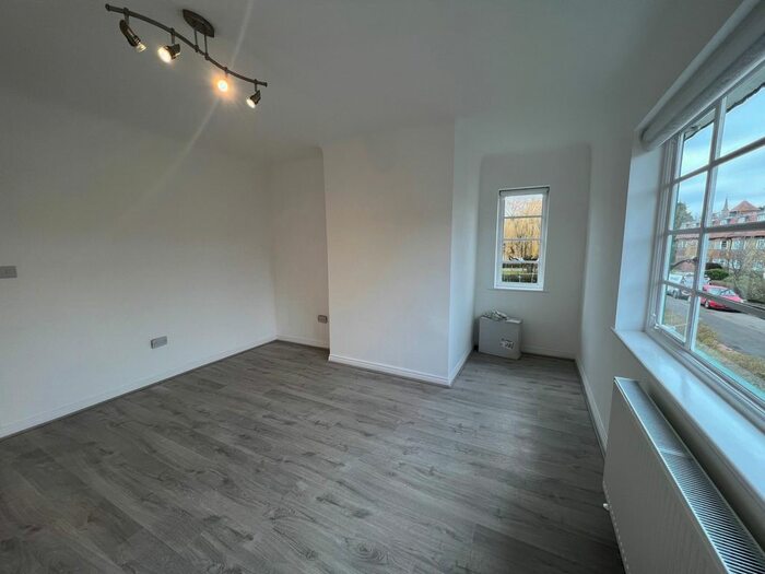 2 Bedroom Flat To Rent In Denison Close, Hampstead Garden Suburb, N2